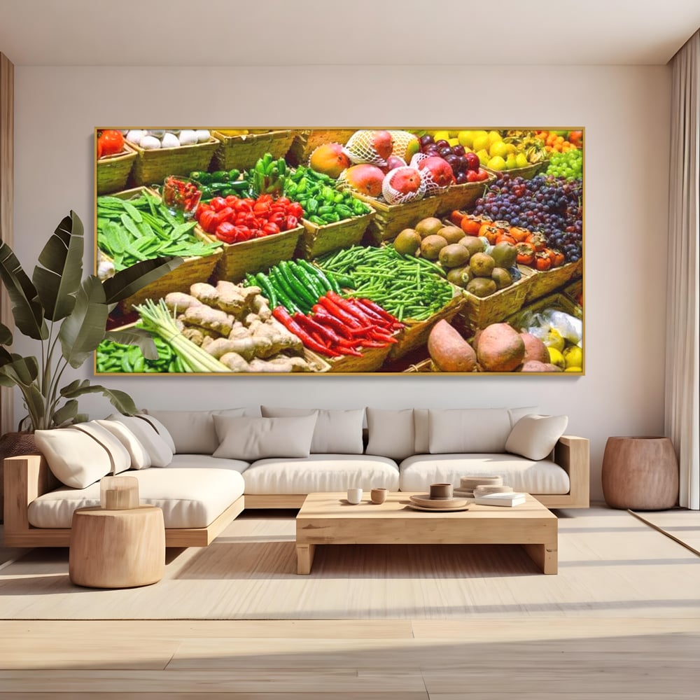Tablou canvas cu tablou canvas cu legume si fructe proaspete, in rama de aluminiu auriu, pe perete intr-un living